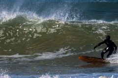 Surfeur sur la plage de Sauveterre